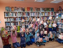 Zdjęcie pamiątkowe z przedszkolakami