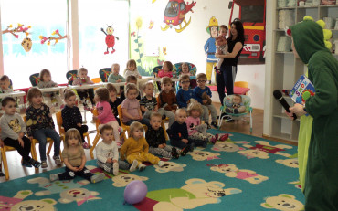 czytanie książki przez bibliotekarkę w żłobku