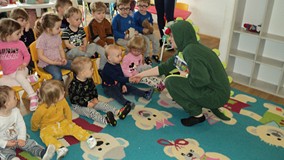 przywitanie się z dziećmi przez bibliotekarkę w żłobku