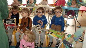 Dzieci oglądają książki