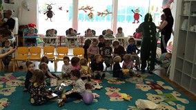 Oglądanie książeczek przez dzieci