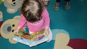 Dziewczynka ogląda książkę