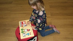 Dziewczynka ogląda książkę