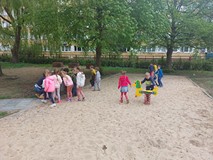 Dzieci podczas zabaw na świeżym powietrzu