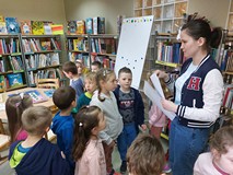 Dzieci podczas szukania zagadek w bibliotece