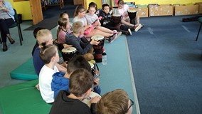 Dzieci grają na bębnach