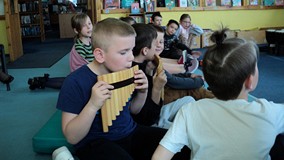 Chłopiec gra na fletnia pana