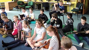 Dzieci grają na instrumentach