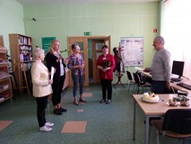 na zdjęciu kursanci, pani Dyrektor i pracownicy filii 8