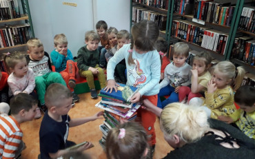 Dzieci słuchają bibliotekarki.