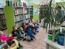 Dzieci słuchają pani Ani.