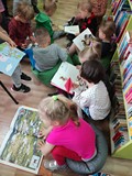 Dzieci przeglądają książki