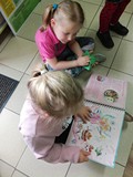 Dzieci przeglądają książki