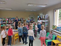 Dzieci podczas zajęć w bibliotece, szukają ukrytych podpowiedzi