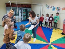 Dzieci podczas zabawy ruchowej