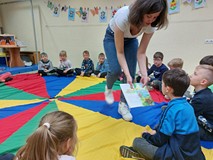 Bibliotekarka pokazuje dzieciom ilustrację