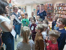 Bibliotekarka pokazuje dzieciom zagadkę