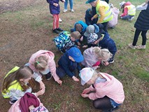 Dzieci podczas zabawy w ogrodzie