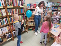 Chłopiec przebija igłą niebieski balon