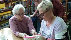 Panie wyszywają haft