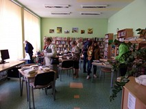 uczestnicy akcji wybierają książki