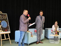 Dyrektor Dariusz Pawlikowski wita gości.