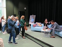 Kolejka czytelników po autografy.