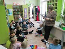 Dzieci słuchają pani Ani.
