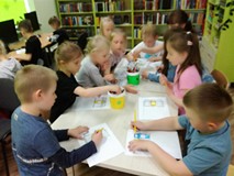 Dzieci uzupełniają ekologiczną kolorowankę