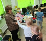 Pani Ania rozdaje książeczki na koniec spotkania