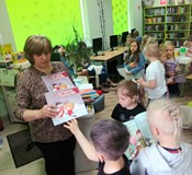 Pani Ania rozdaje książeczki na koniec spotkania