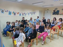 Dzieci słuchają pisarki