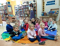 Dzieci siedzą na chuście animacyjnej i czekają na rozpoczęcie zajęć