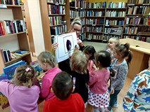 Pani Gosia prezentuje przedszkolakom KSIĄŻKĘ Z DZIURĄ