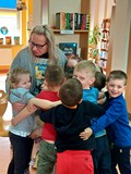 Przedszkolaki na pożegnanie przytulają Panią Gosię