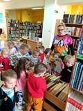 Pani Gosia zaprosiła dzieci do przeglądania książeczek w Biblioteczce Malucha