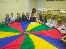 Bibliotekarka pokazuje dzieciom ilustrację