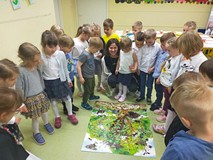 Przedszkolaki pokazują wspólnie ułożone puzzle