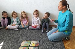 Wspólne czytanie książeczek o mamie, tacie, babci i dziadku
