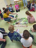 Dzieci układają duże puzzle na podłodze