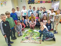 Dzieci prezentują wspólnie ułożone puzzle