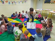 Bibliotekarka pokazuje dzieciom ilustrację