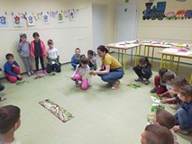 Dzieci układają duże puzzle na podłodze