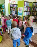 Pani Ania oprowadza dzieci po bibliotece