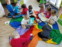 Dzieci przeglądają książki