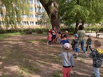 Dzieci biegają po ogrodzie