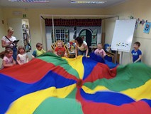 Dzieci podczas zabawy z chustą animacyjną