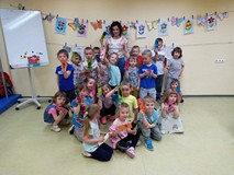 Dzieci prezenują zakładki