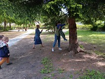 chłopiec pokazuje domek dla owadów