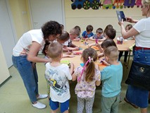 Dzieci podczas wykonywania zakładki